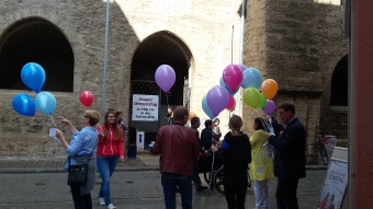 Menschen mit Luftballons vor dem Rathaus anlässlich des Jenaer Demenztages