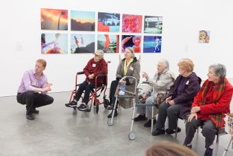 Eine Gruppe von älteren Menschen erhält im Museum eine Führung