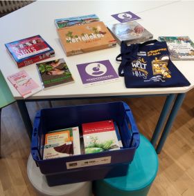Eine Kiste mit verschiedenen Büchern, Infomaterial, Zeitschriften und CDs zum Thema Demenz